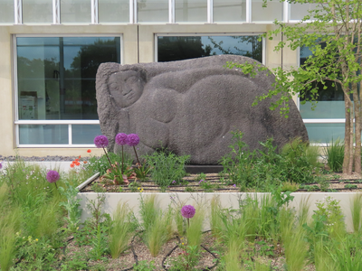 915006 Afbeelding van een natuurstenen beeldhouwwerk dat onlangs geplaatst is op de voorhof van het nieuwe complex van ...